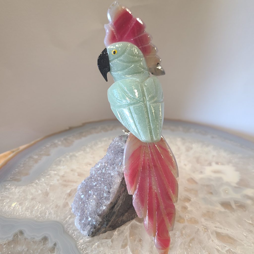 Perroquet en aventurine verte et agate rose sur base améthyste du Brésil 13 cm 213 g
