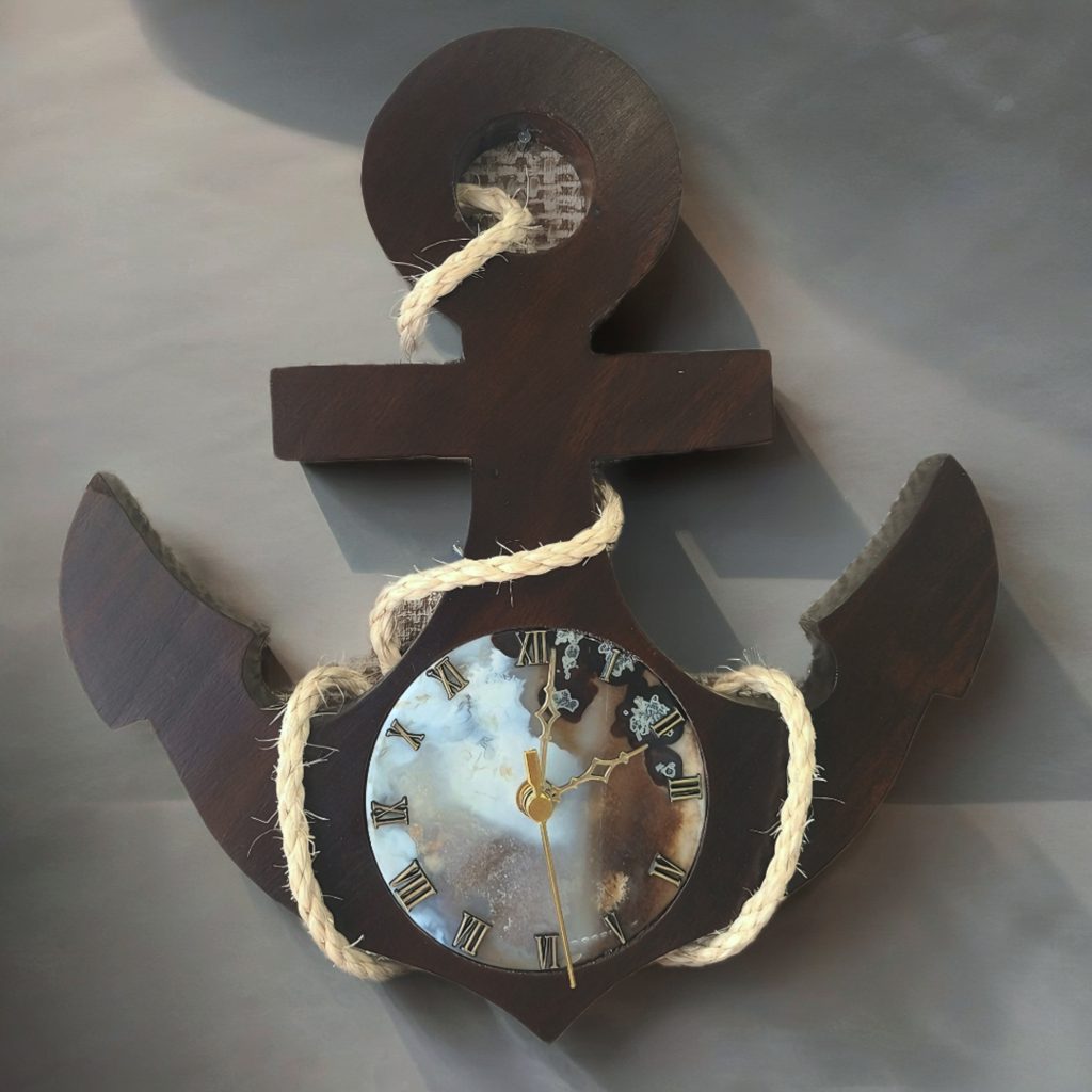 Horloge ancre en agate et bois