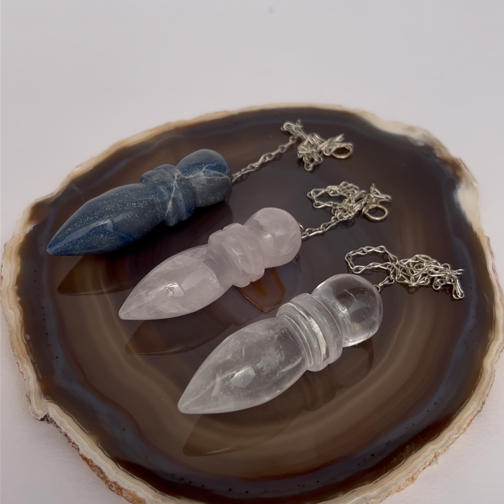 pendules égyptiens artisanaux en sodalite, quartz rose et cristal de roche AA du Brésil