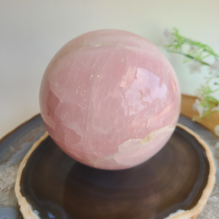 Sphère en quartz rose naturel poli 107 mm 1,63 kg du Brésil rose
