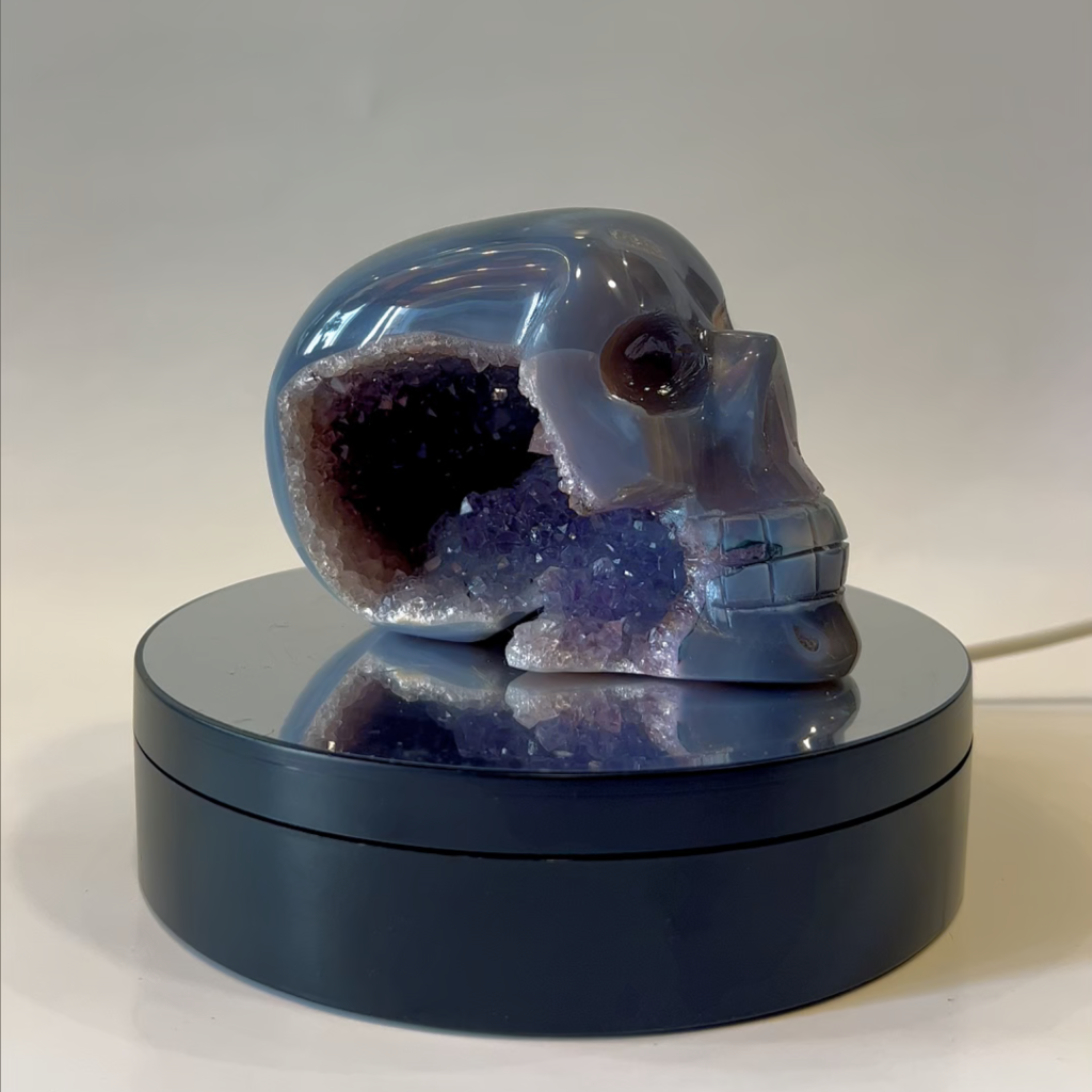 crâne tête de mort en agate bleue avec géode d’améthyste rare AAA du Brésil 9 cm