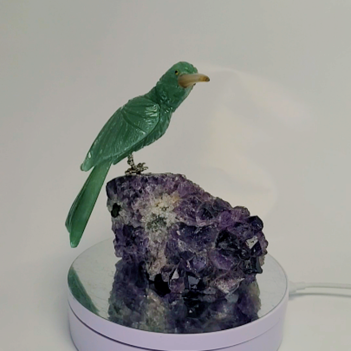 colibri en aventurine verte et agate sur druse d’améthyste du Brésil 557 g
