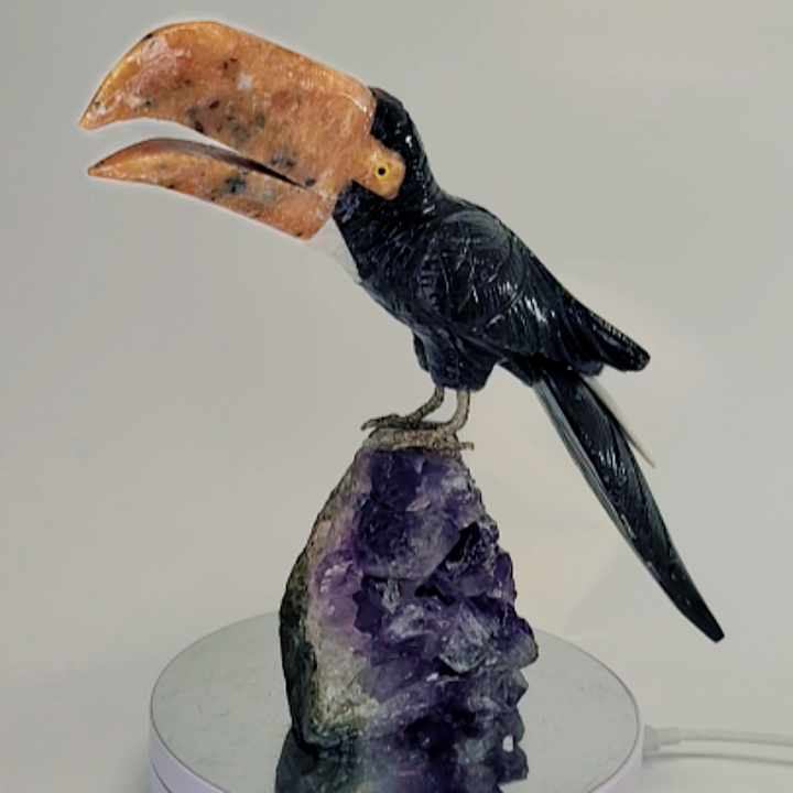 Toucan en onyx et calcite sur druse d’améthyste naturelle