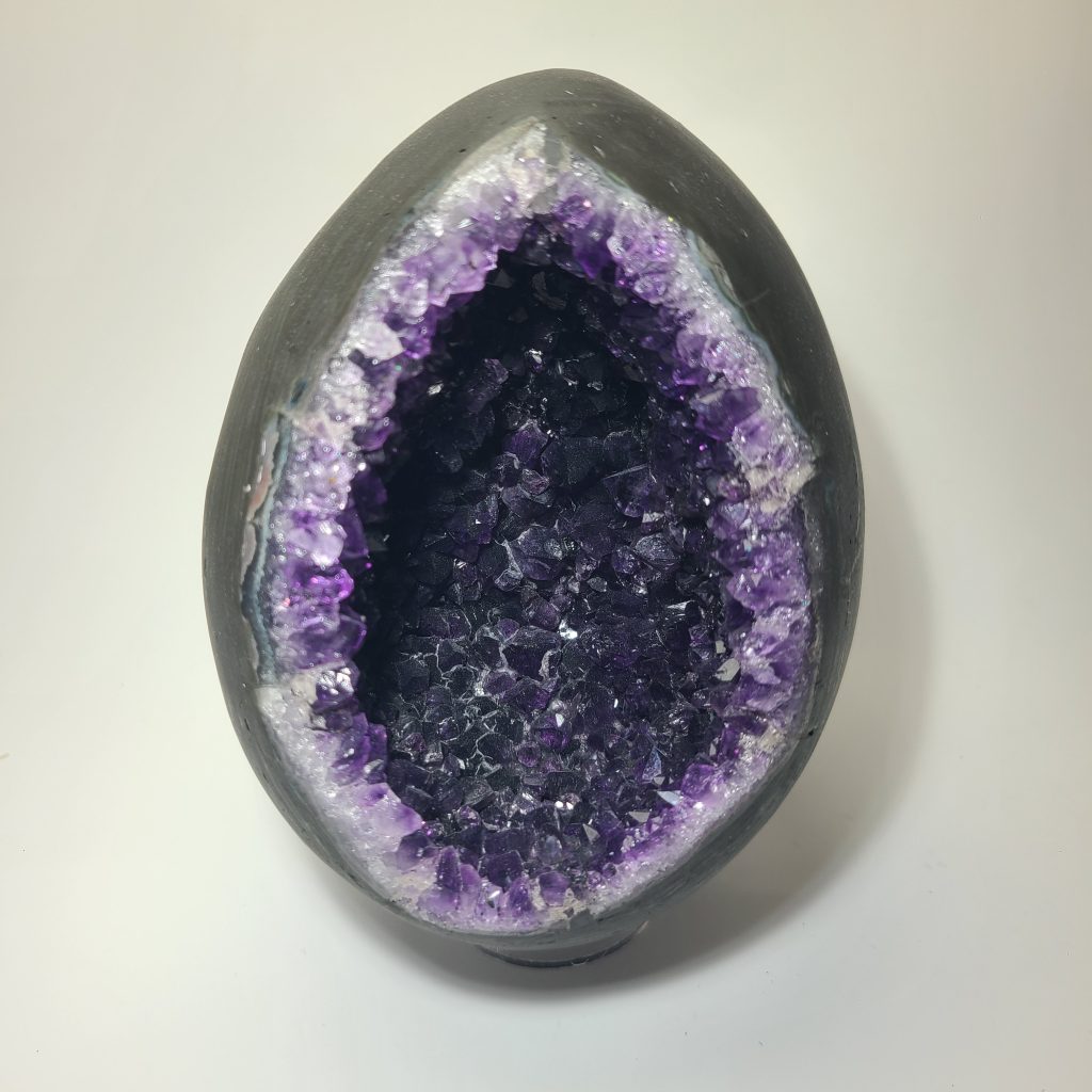Œuf d’améthyste massive naturelle du Brésil 1,683 kg 14 cm