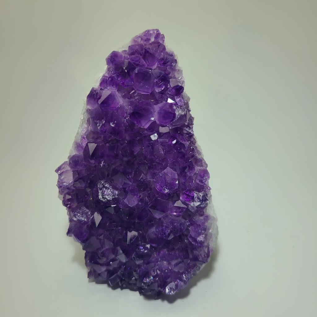 Druse d’améthyste naturelle AA du Brésil 10.5cm 678 g. Cristaux violets denses, pièce authentique et expressive. pièce unique