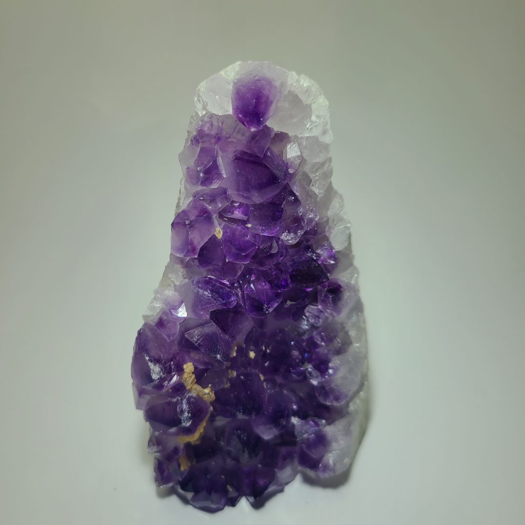 Druse d’améthyste naturelle AA du Brésil 11 cm, 488 g. Cristaux violets denses, pièce authentique et expressive. pièce unique