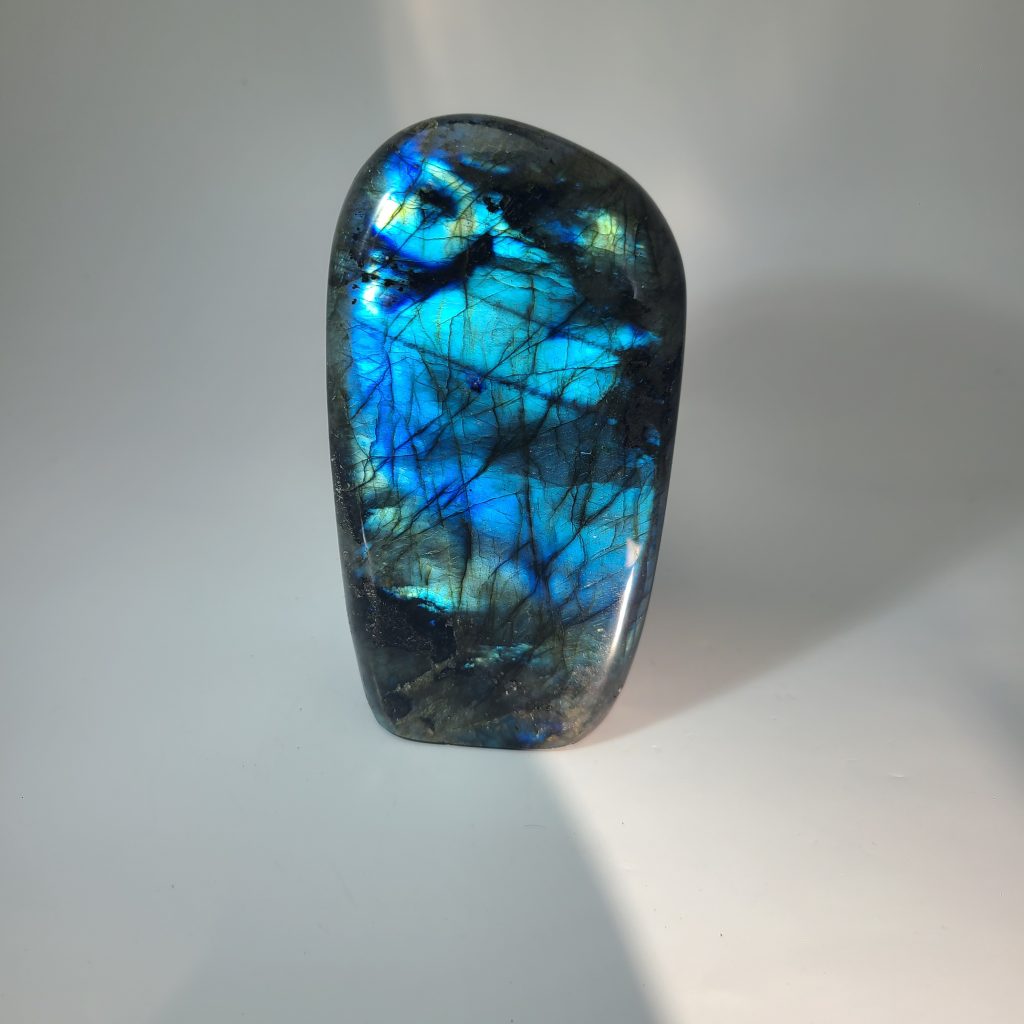 labradorite polie Madagascar AAA reflets bleus verts minéral poli