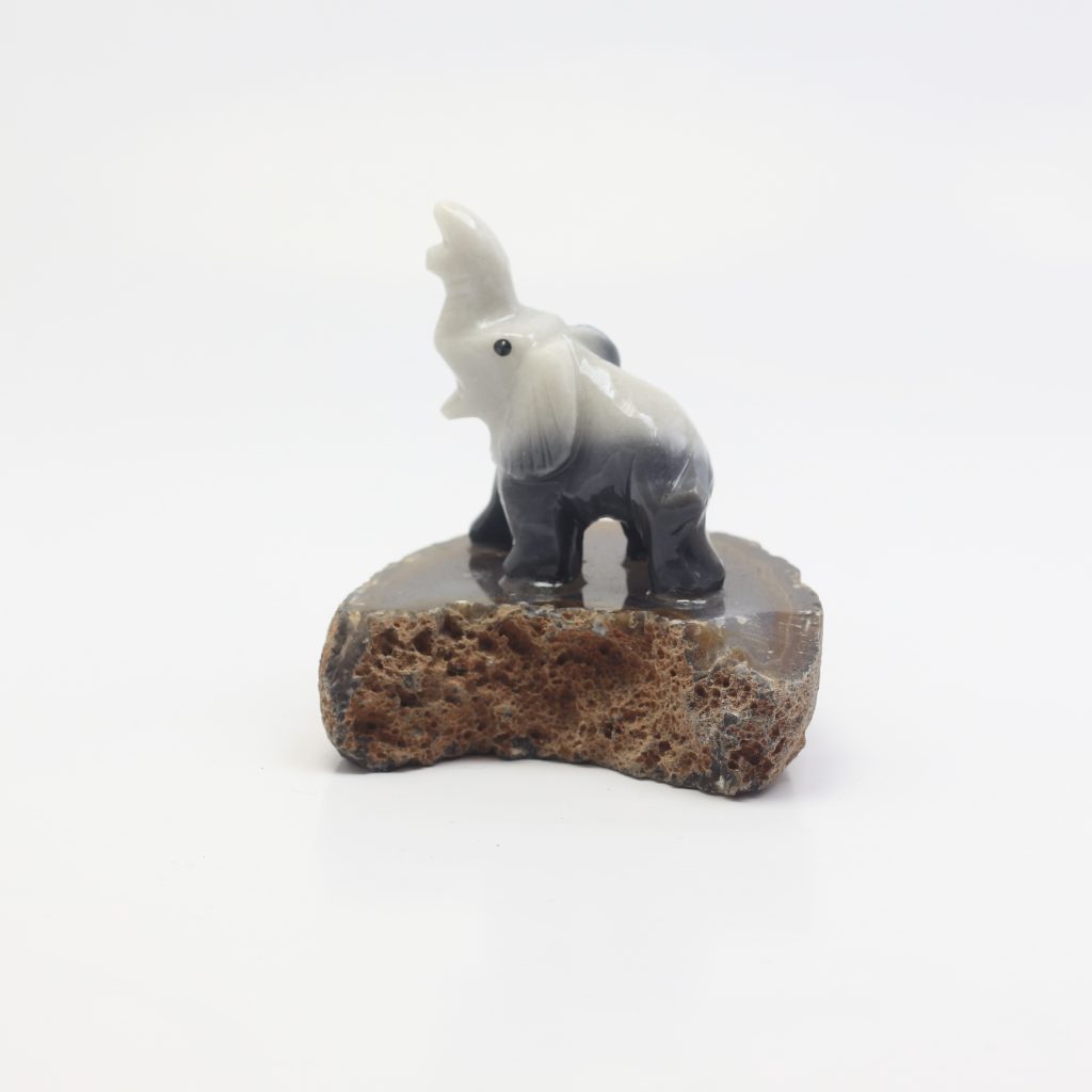 figurine éléphant en pierre naturelle sur tranche d’agate du Brésil
