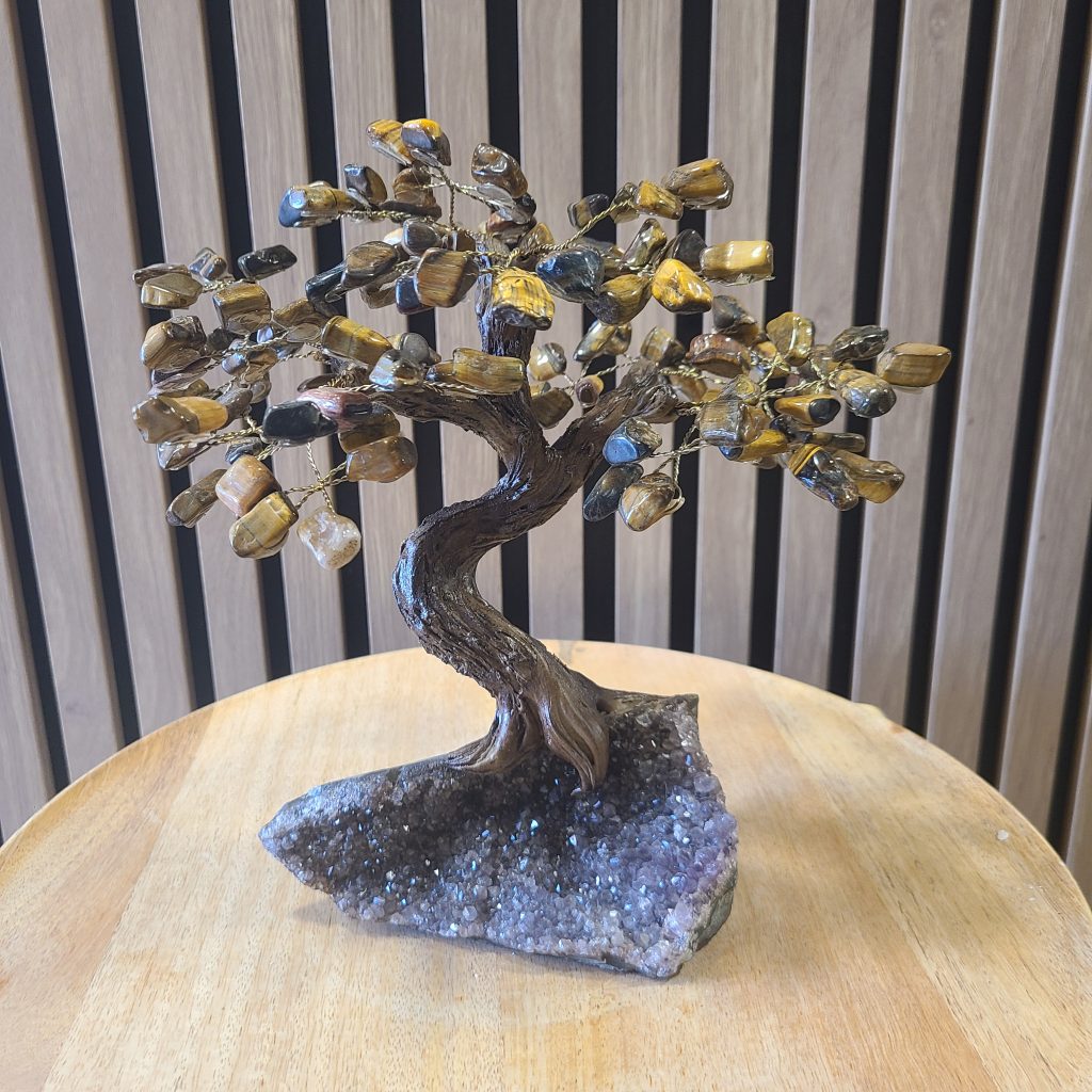 arbre de vie œil de tigre sur druse d’améthyste sculpture minérale artisanale
