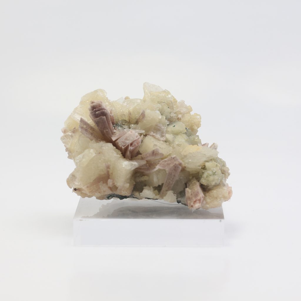 Anhydrite rose, calcite et quartz du Brésil, spécimen naturel de 9 cm avec base. Association minérale rare et harmonieuse