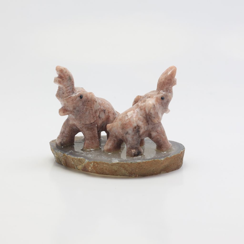 figurine éléphant double en pierre naturelle sur tranche d’agate du Brésil