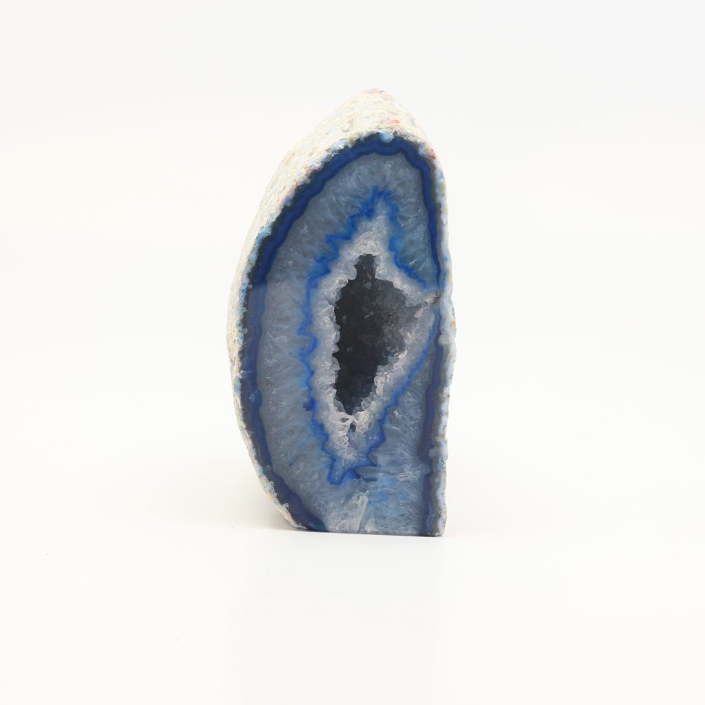 Géode d’agate bleue teintée du Brésil 10 cm, 754 g. Structure dense, reliefs marqués et présence décorative affirmée. pièce unique