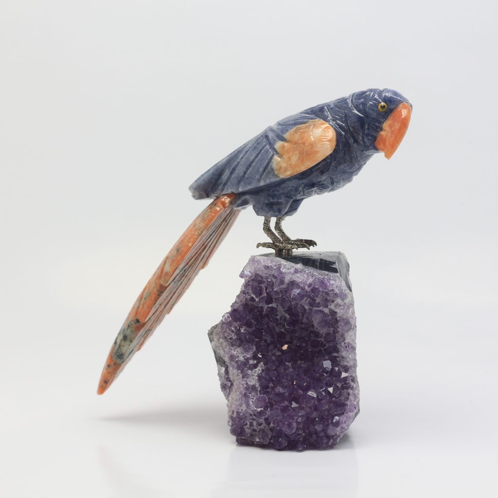 Oiseaux perroquet en calcite et aventurine bleue sur druse d’améthyste 845 g du Brésil 15 cm
