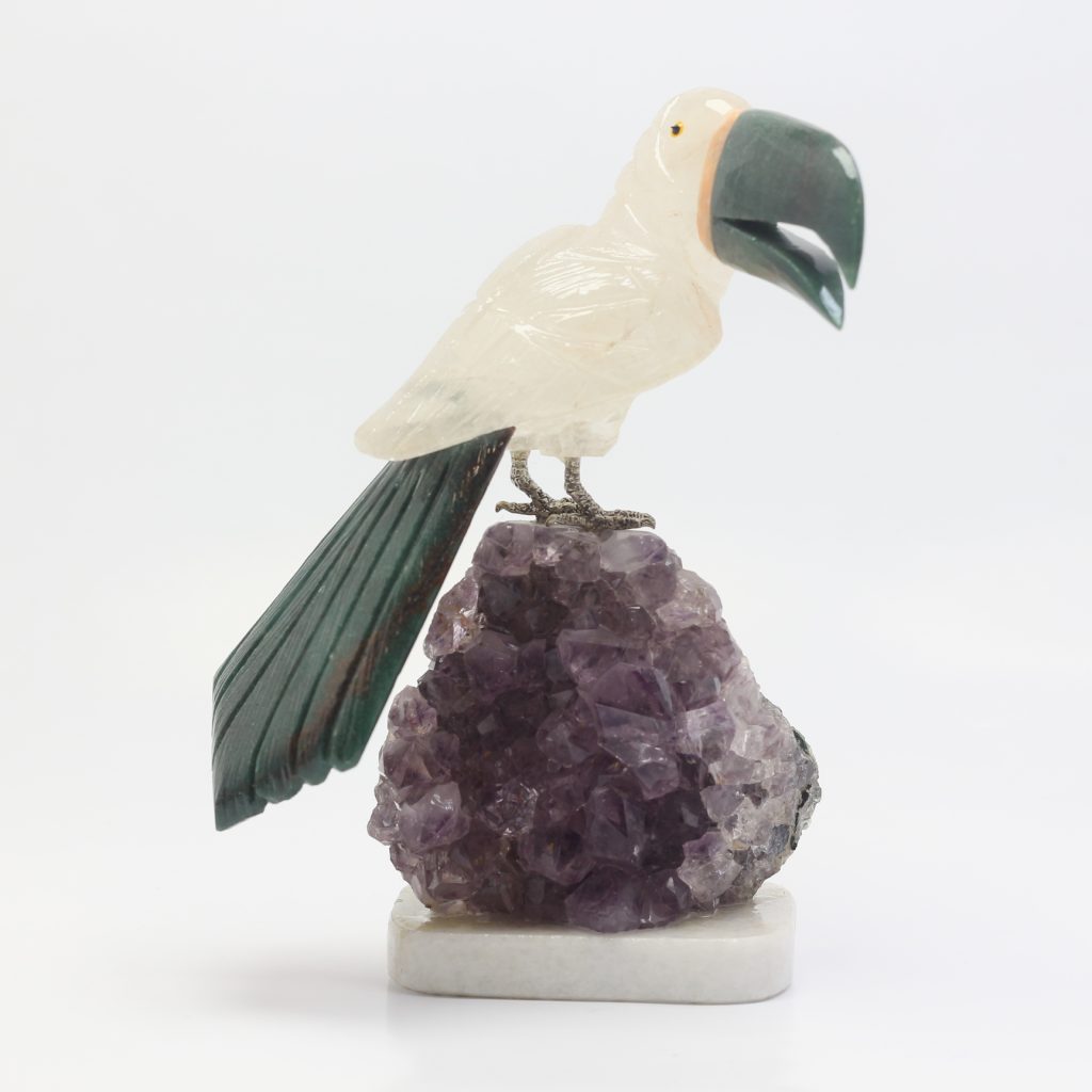 Balise ALT :Toucan en aventurine verte et quartz sur druse d’améthyste 960 g du Brésil 17 cmExpression clé principale :toucan en aventurine verte et quartz sur druse d’améthyste 960 g du Brésil