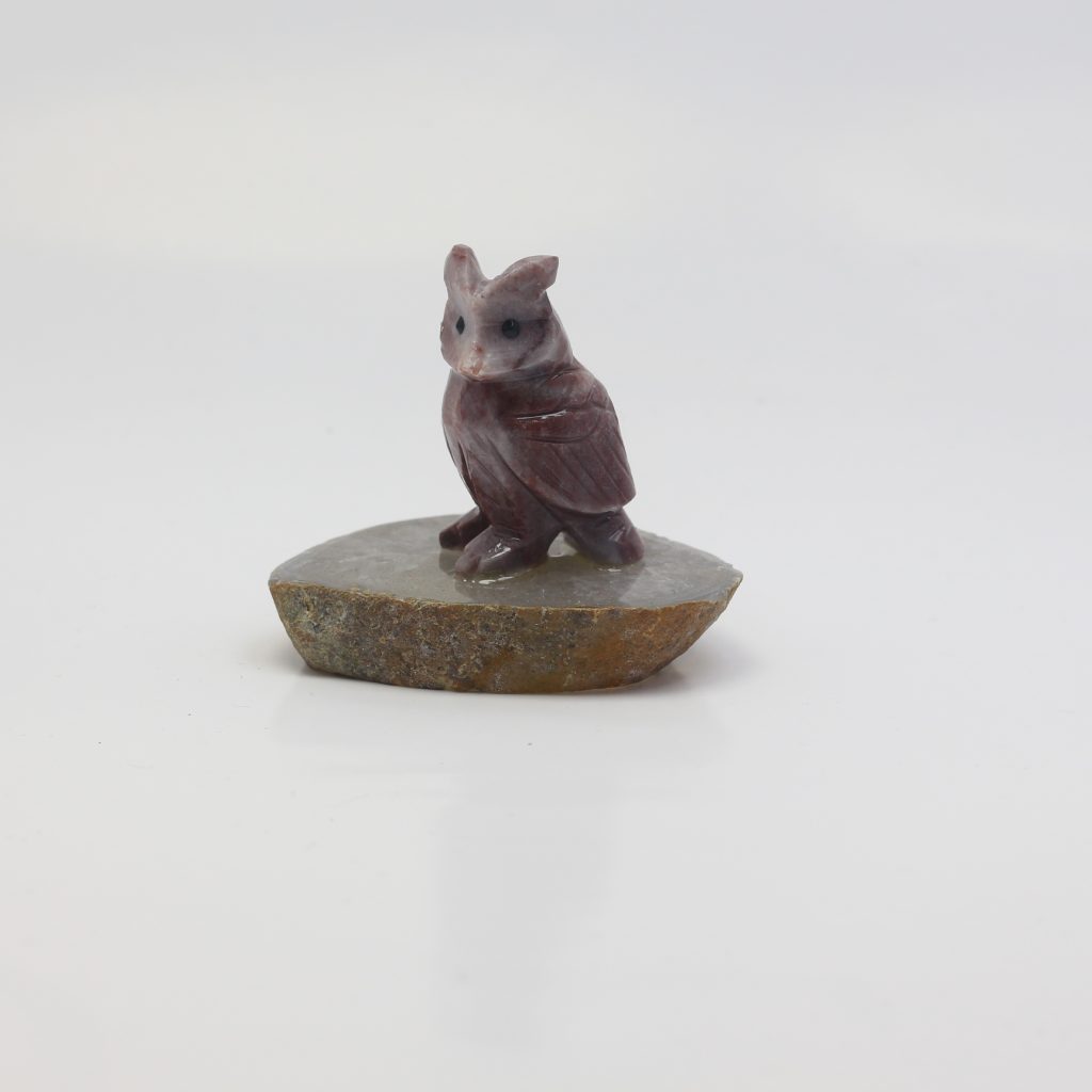 figurine chouette en pierre naturelle sur tranche d’agate du Brésil