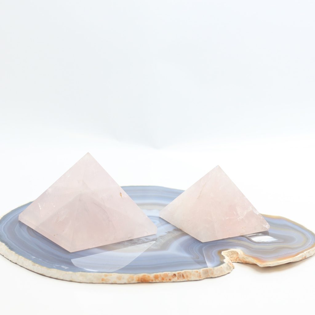 Pyramides en quartz rose poli AA du Brésil 57 mm et 69 mm