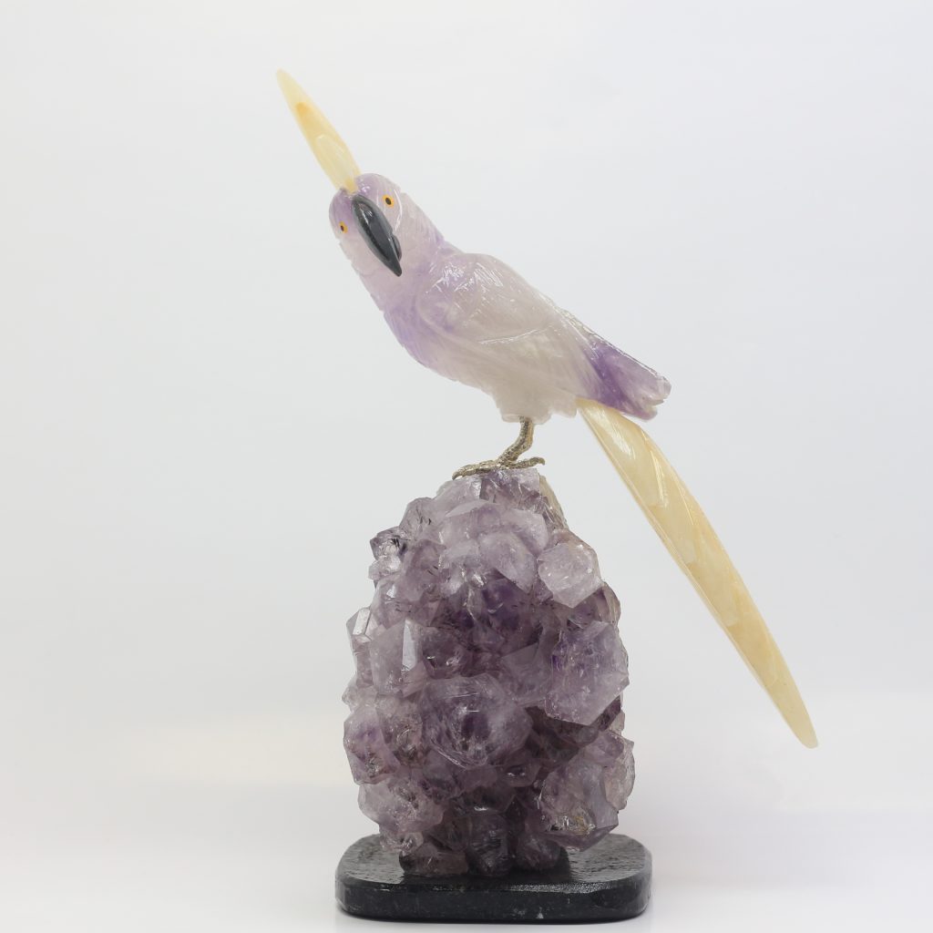 Oiseaux perroquet en calcite et améthyste sur druse d’améthyste