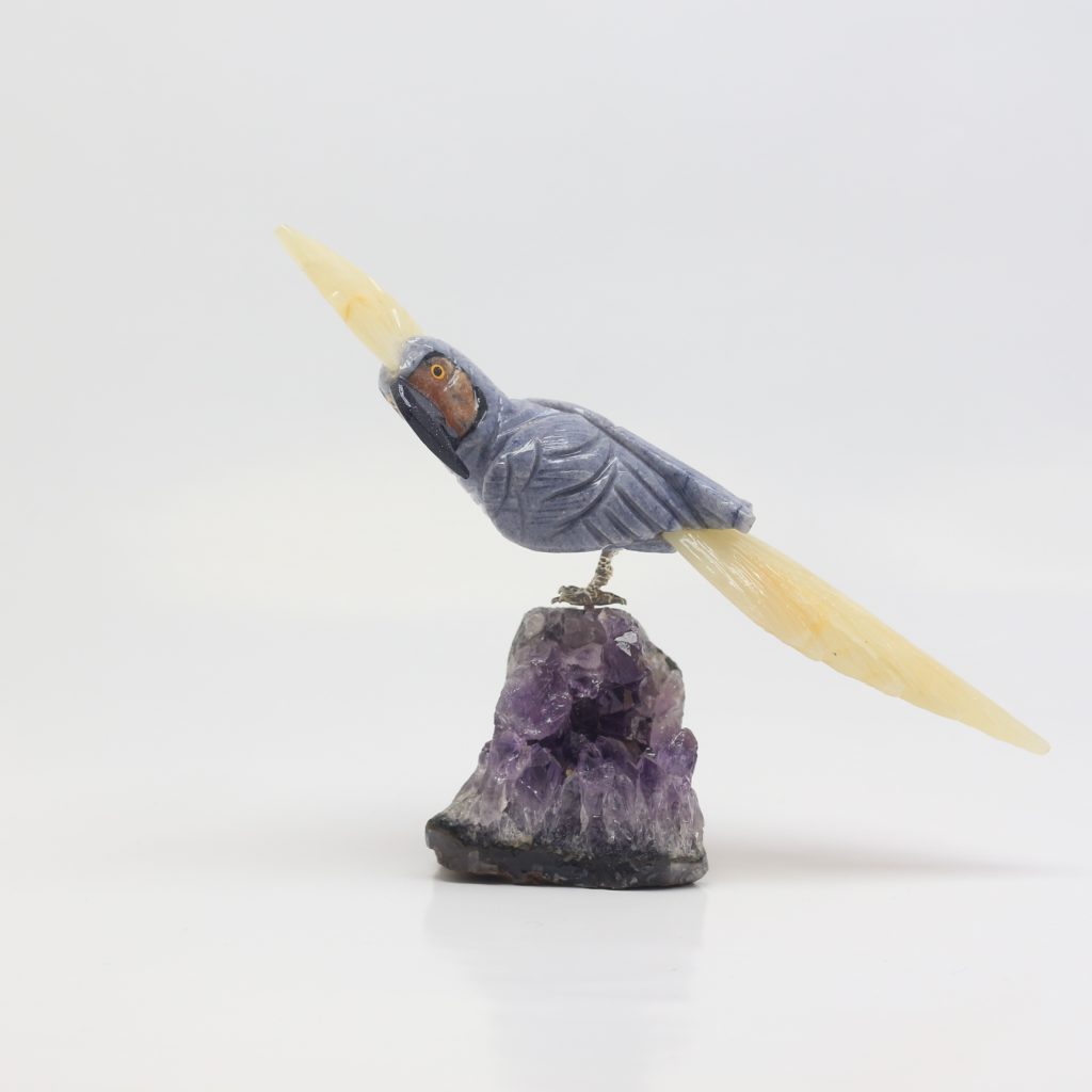 oiseaux perroquet en sodalite et calcite sur druse d’améthyste 470 g du Brésil