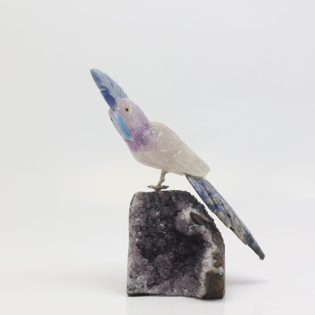 oiseaux perroquet en sodalite et calcite sur druse d’améthyste 513 g du Brésil