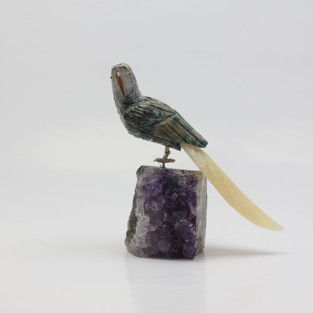 Perroquet en unakite et calcite sur druse d’améthyste 436 g du Brésil 13 cm