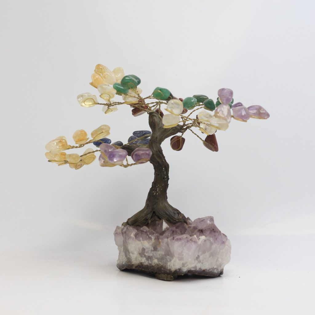 Arbre de vie coloré sur druse d’améthyste du Brésil 60 pierres roulées
