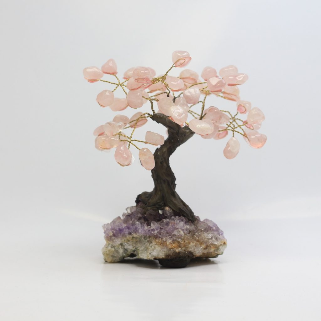 Arbre de vie en quartz rose sur druse d’améthyste du Brésil 60 pierres roulées
