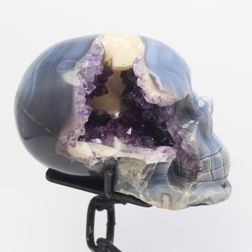 Sculpture de Crâne en Agate, Améthyste et Calcite AAA du Brésil sur support rotatif