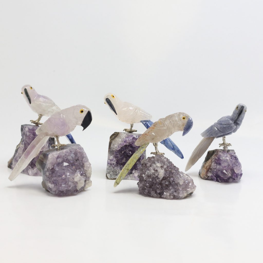 Perroquets en pierres naturelles sur druse améthyste AAA du Brésil. Sculpture artisanale multicolore d’environ 7 cm, décoration originale