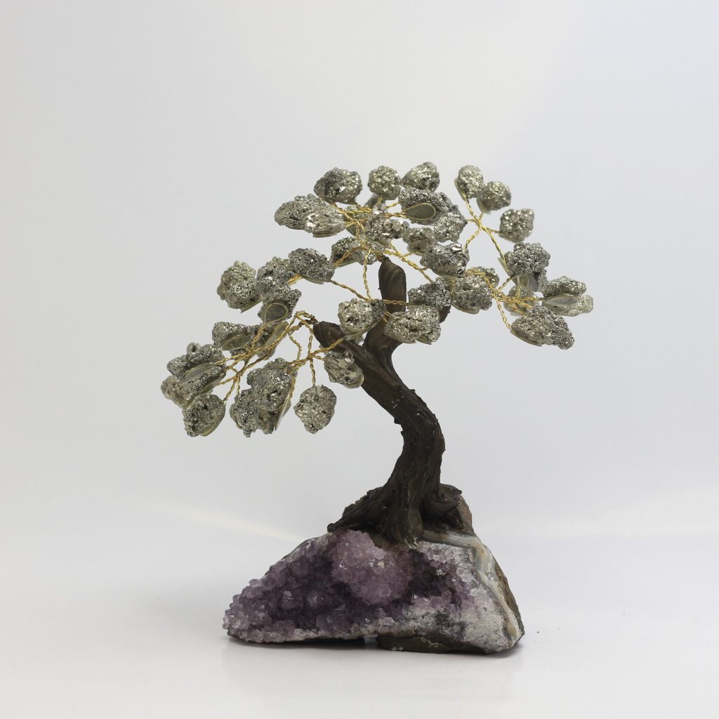 Arbre de vie en pyrite sur druse d’améthyste du Brésil – 60 pierres roulées