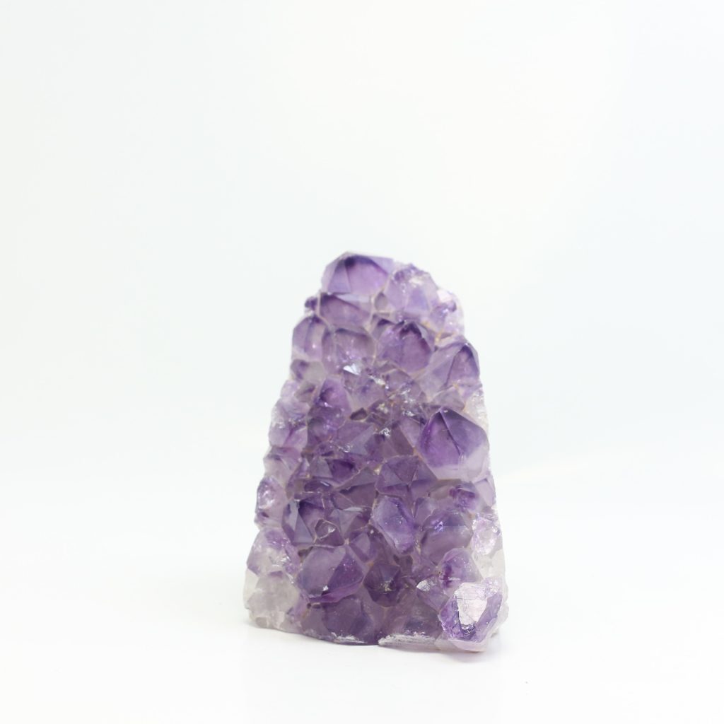 Druses d’améthyste AA naturelles du Brésil violet intense brut