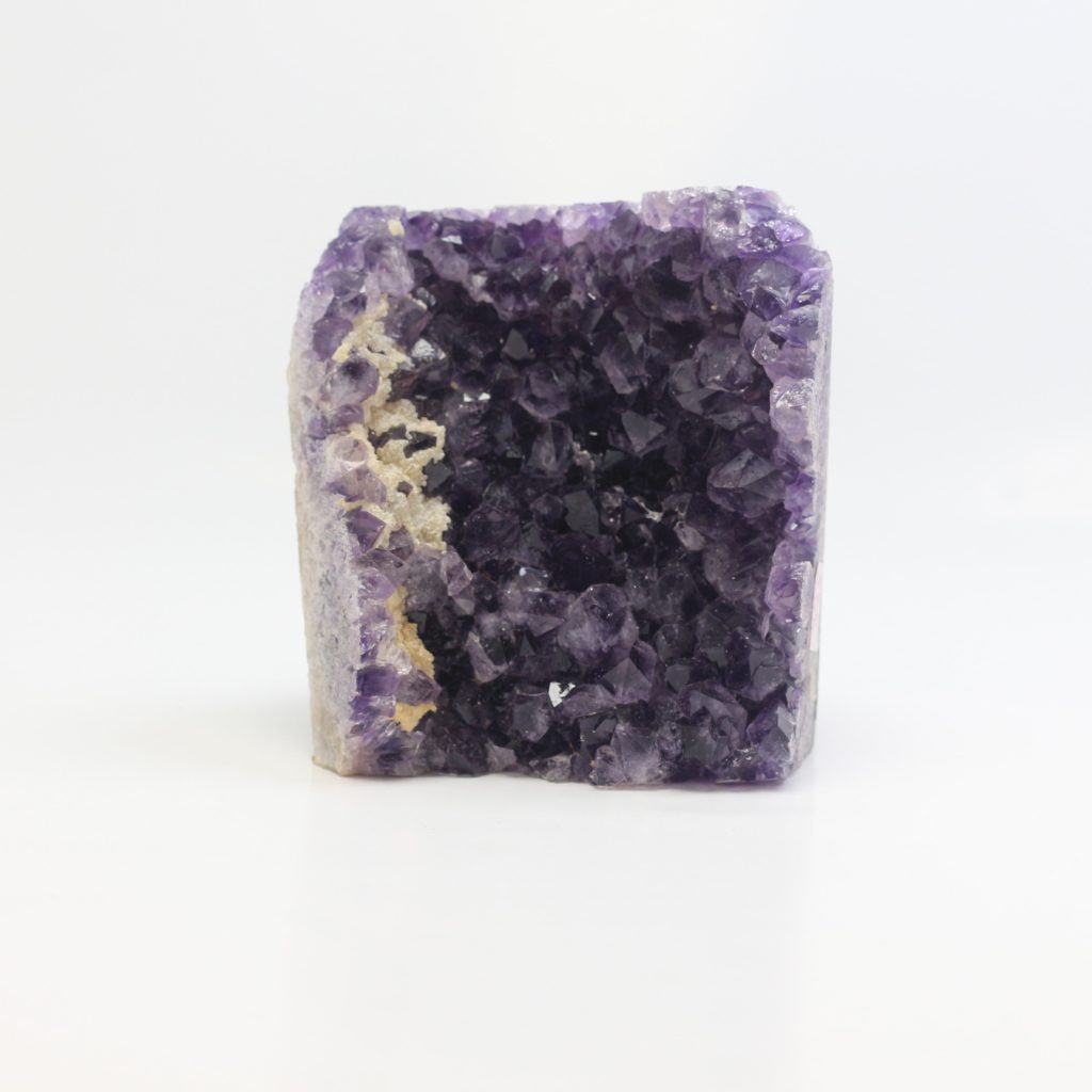Balise ALT de l’image principale Druse d’améthyste AA du Brésil brute naturelle avec calcite