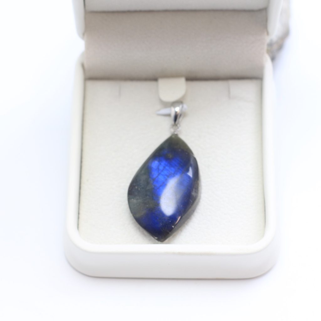 Pendentifs en labradorite naturelle AA polie de Madagascar reflets brillants