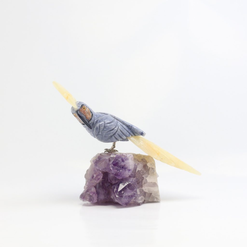 sculpture perroquet en quartz aventurine bleue et calcite sur druse d’améthyste