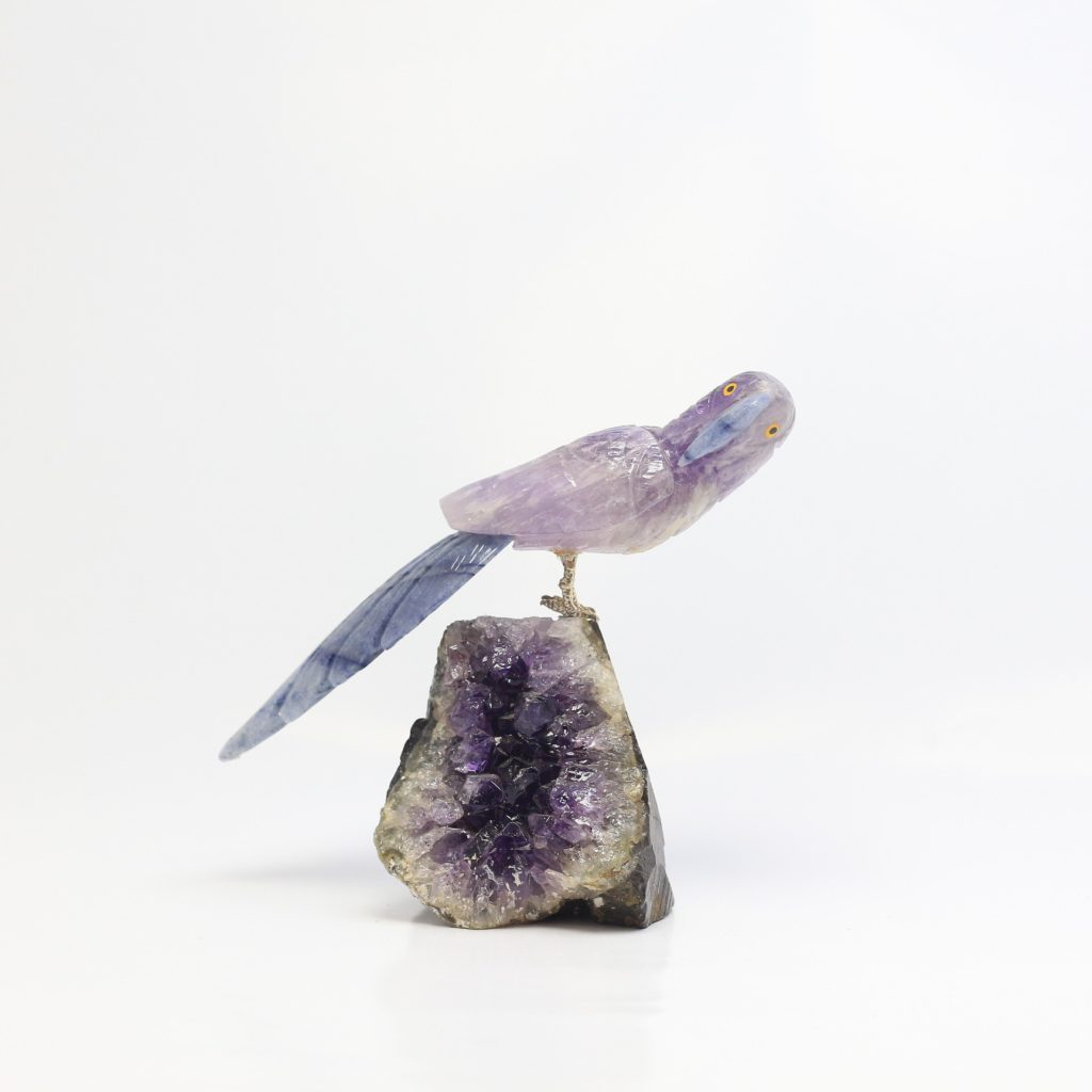 sculpture perroquet en améthyste et aventurine bleue sur druse naturelle