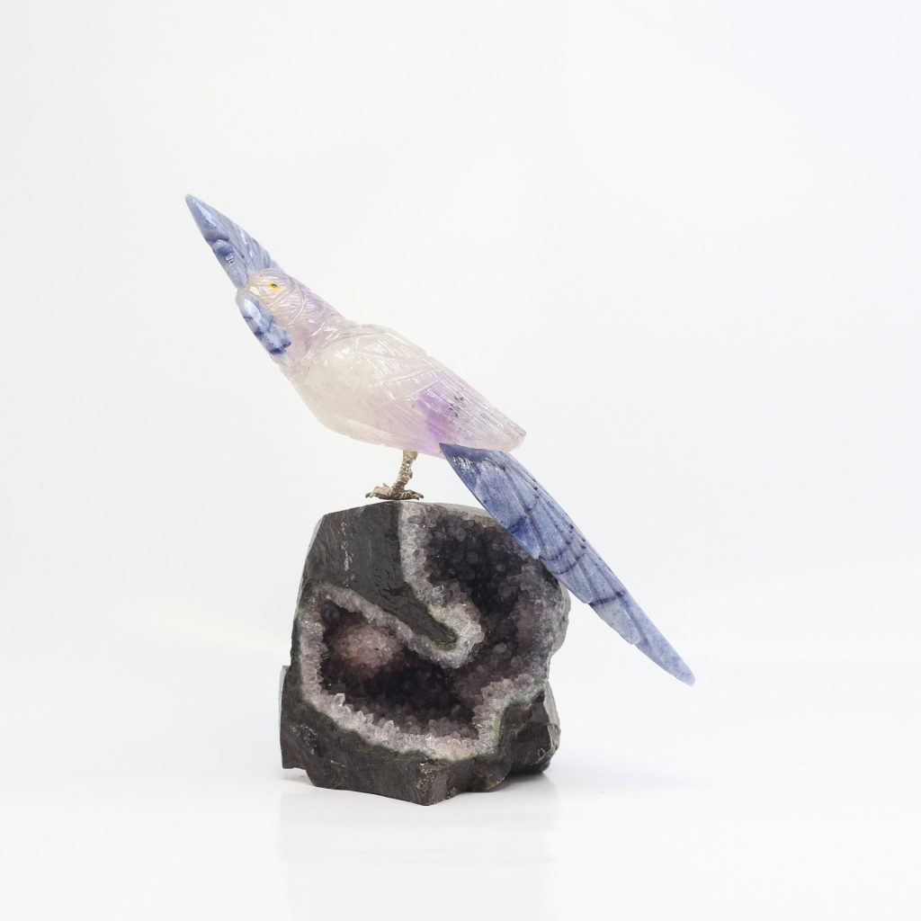 sculpture perroquet en améthyste et aventurine bleue sur druse naturelle