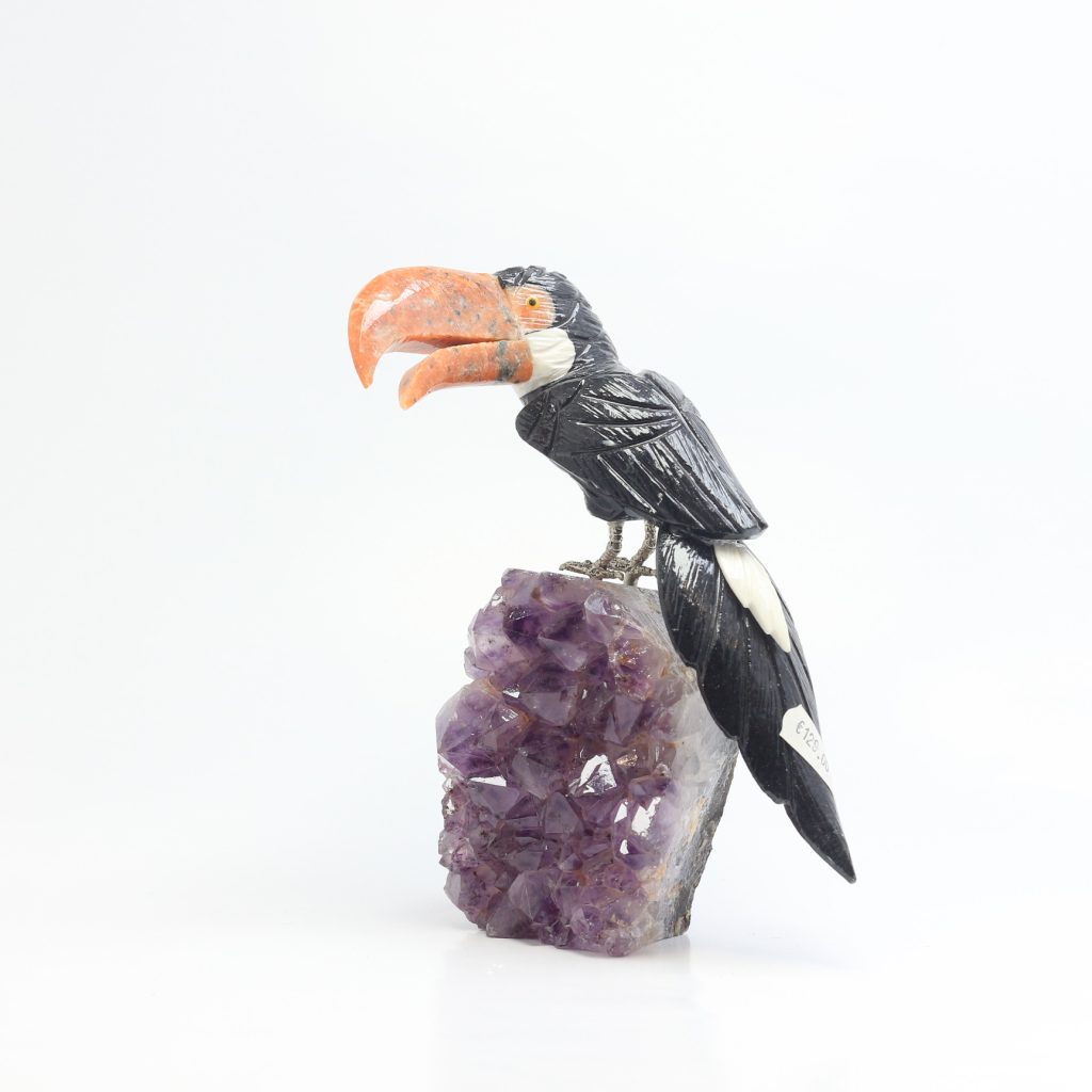 toucan en onyx et calcite sur druse d’améthyste naturelle