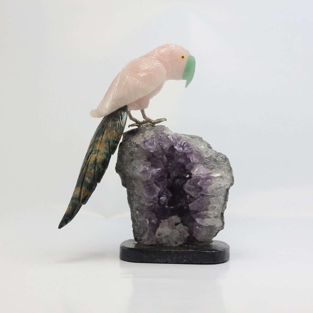 sculpture perroquet en quartz rose et améthyste sur druse naturelle