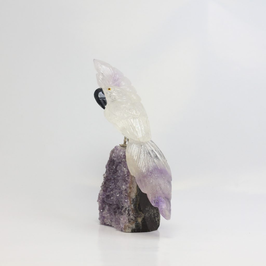 perroquet en cristal de roche et améthyste sur druse naturelle