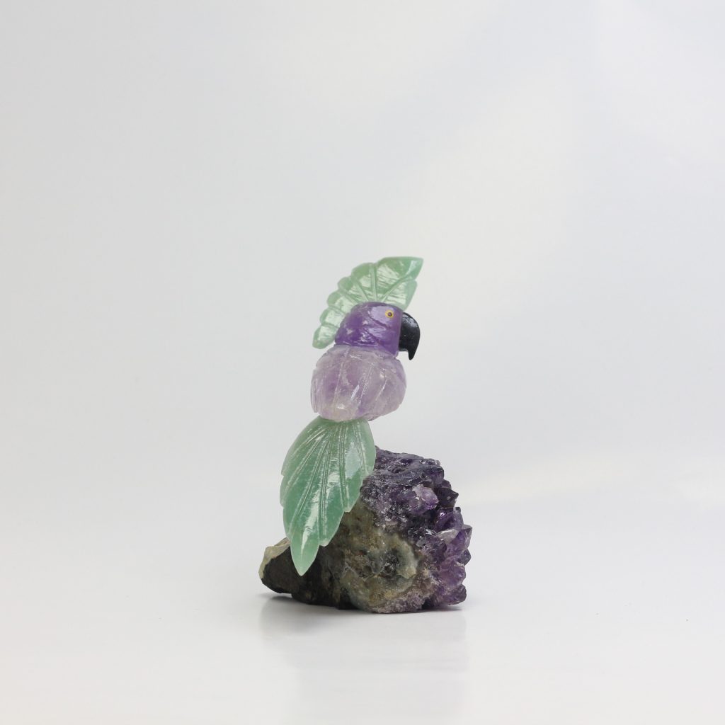 perroquet en améthyste et aventurine verte sur druse d’améthyste naturelle