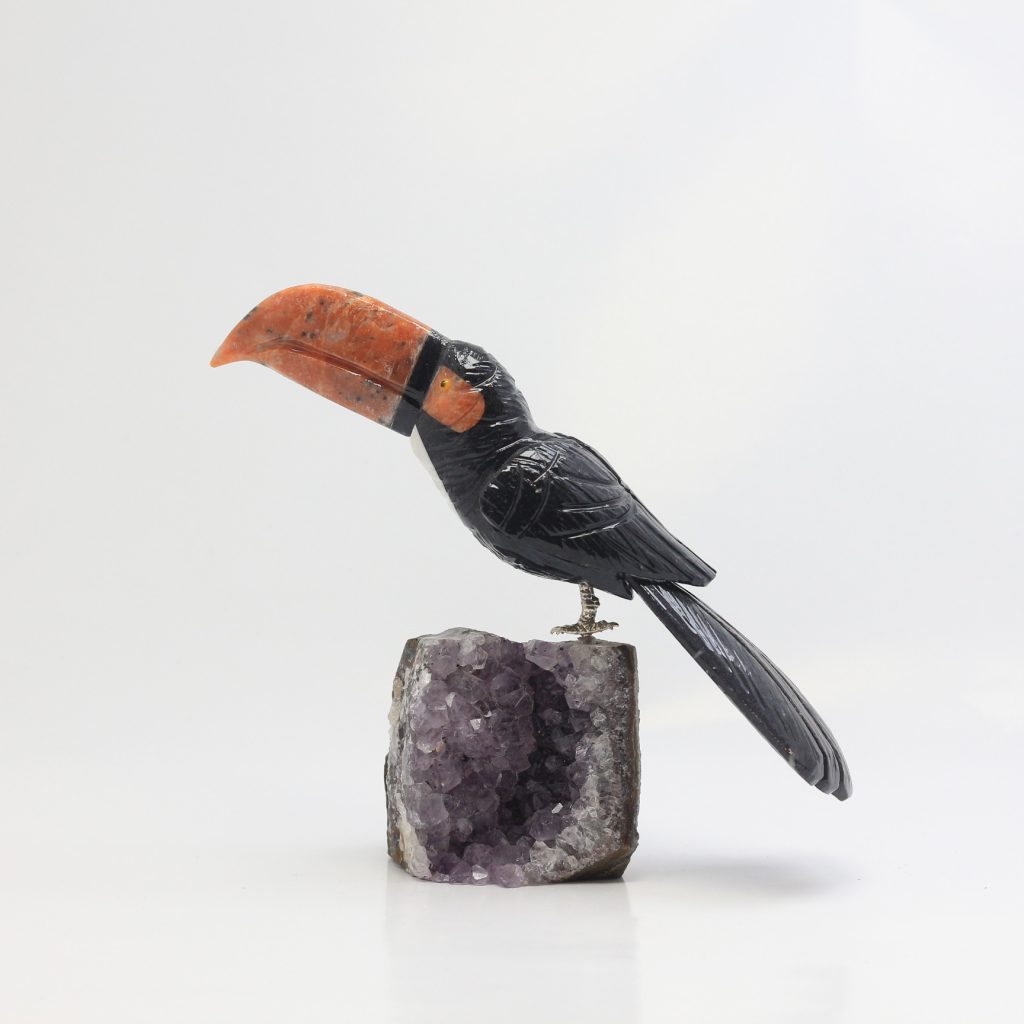 toucan en onyx et calcite sur druse d’améthyste