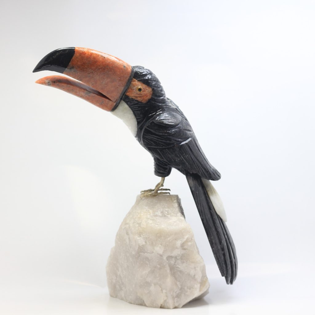 Sculpture toucan en onyx et calcite sur base quartz blanc AAA du Brésil