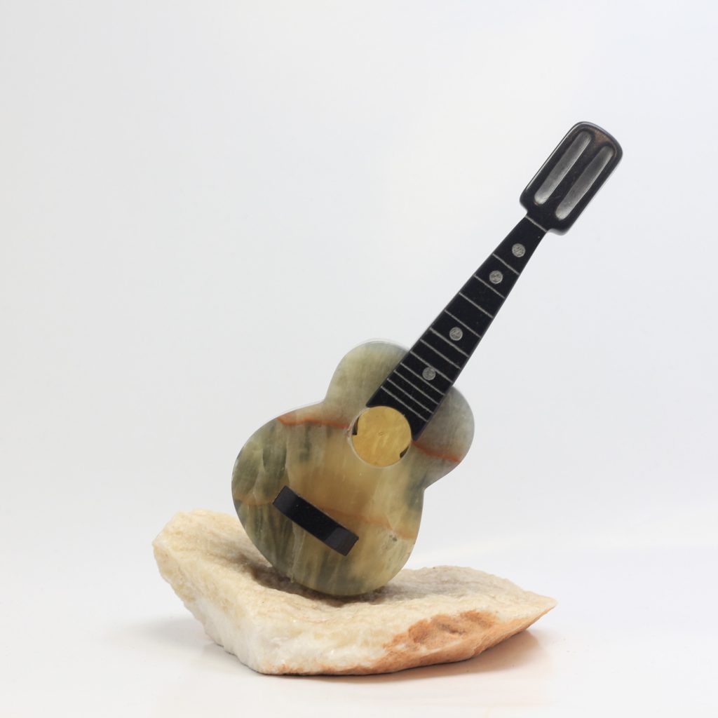 Sculpture guitare en onyx marron AAA du Brésil sur base feldspath 861 g