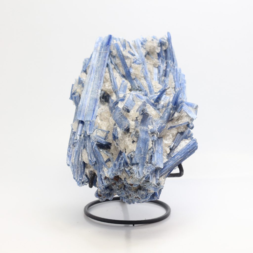 grand spécimen de cyanite naturelle brute bleue du Brésil sur socle 2300g