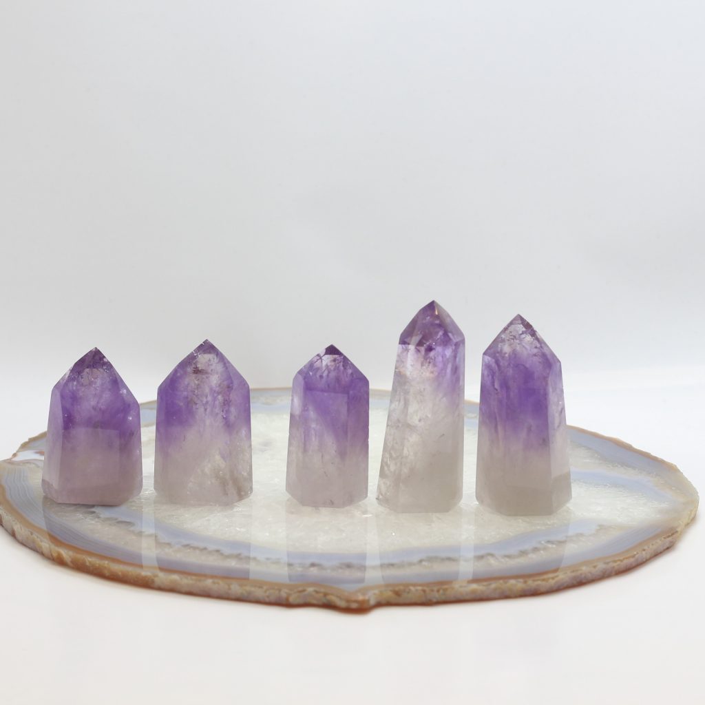 pointes d’améthyste AA du Brésil en quartz poli violet